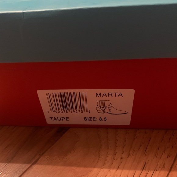 Brand new, never worn, still in box size 8.5, fits like an 8. - Picture 4 of 5